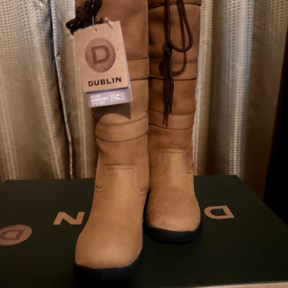 Dublin Tall River Boots NWT in box size 9 tan